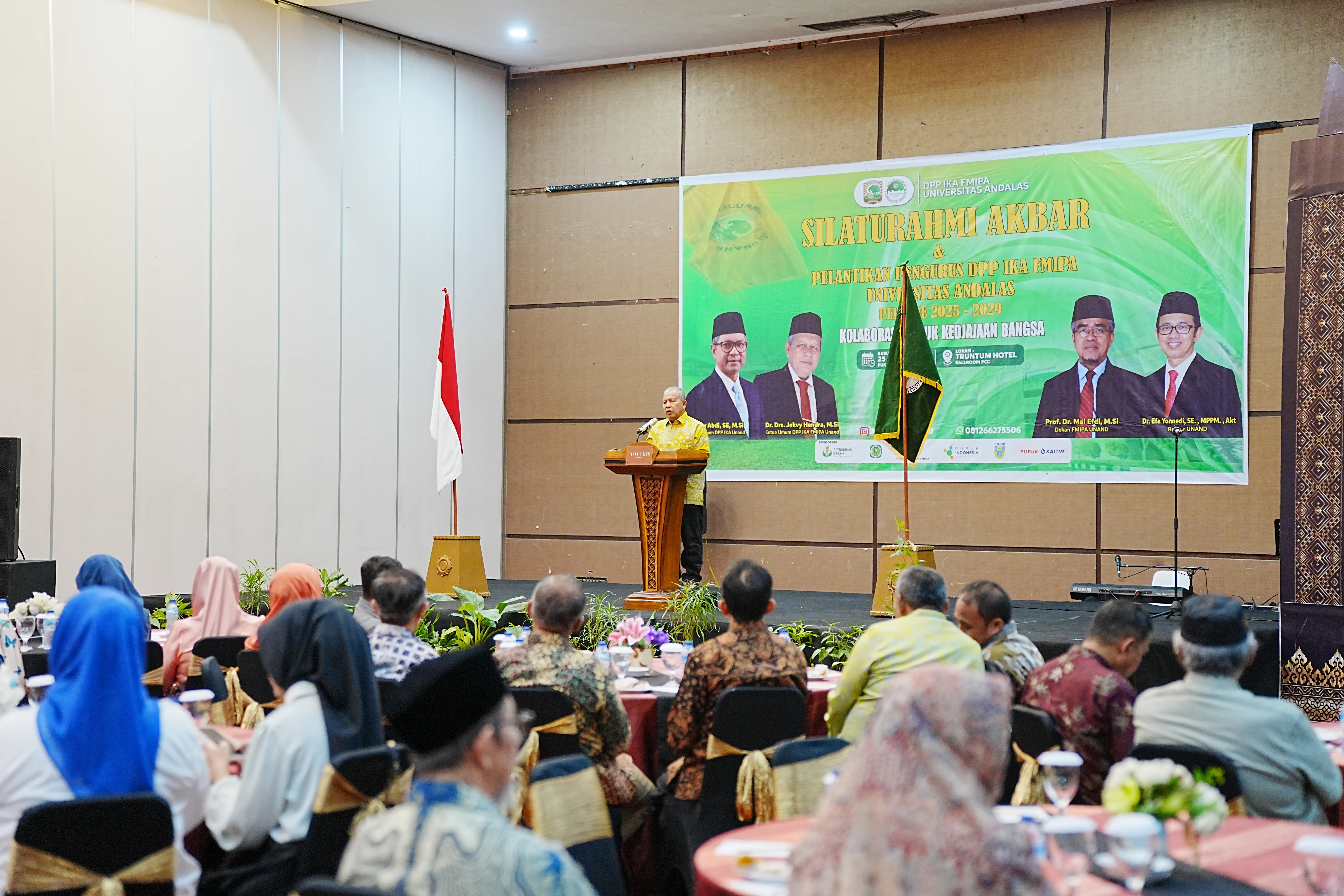 Suasana prosesi pelantikan pengurus Dewan Pimpinan Pusat Ikatan Keluarga Alumni (DPP IKA) FMIPA UNAN